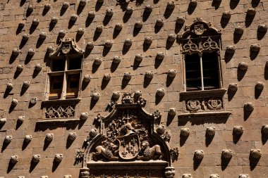 1517 'de İspanya' nın Salamanca kentinde inşa edilen tarihi Mermi Evi 'nin pencerelerinin ayrıntıları