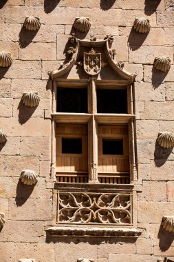 1517 'de İspanya' nın Salamanca kentinde inşa edilen tarihi Mermi Evi 'nin pencerelerinin ayrıntıları