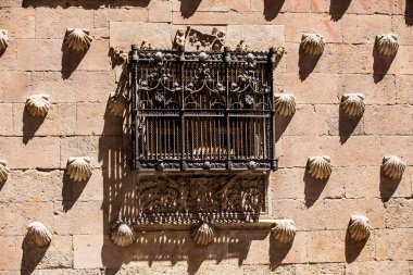 1517 'de İspanya' nın Salamanca kentinde inşa edilen tarihi Mermi Evi 'nin pencerelerinin ayrıntıları