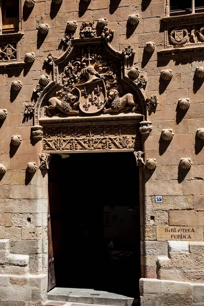 Detail of the windows of the historical House of the Shells built in 1517 in Salamanca, Spain — Stock Photo, Image