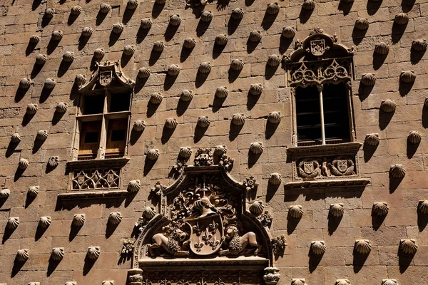 Szczegóły dotyczące okien zabytkowego Domu Pocisków wybudowanego w 1517 roku w Salamance, Hiszpania — Zdjęcie stockowe