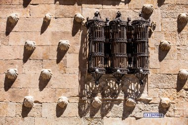 1517 'de İspanya' nın Salamanca kentinde inşa edilen tarihi Mermi Evi 'nin pencerelerinin ayrıntıları