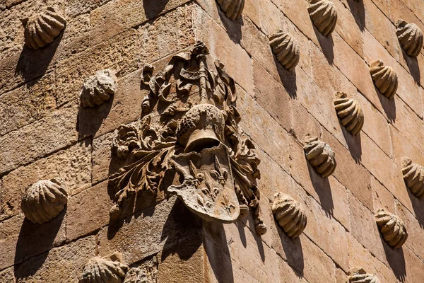 Dettaglio delle finestre della storica Casa delle Conchiglie costruita nel 1517 a Salamanca, Spagna — Foto Stock