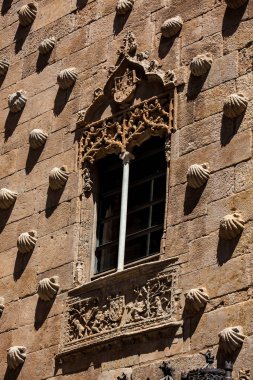 1517 'de İspanya' nın Salamanca kentinde inşa edilen tarihi Mermi Evi 'nin pencerelerinin ayrıntıları