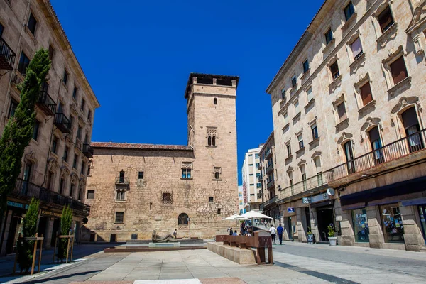 Constitution Plaza e o histórico Palácio Fermoselle, mais conhecido como a Torre Aérea construída em 1440 em Salamanca — Fotografia de Stock