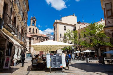 Turistler ve yerliler Salamanca 'nın ünlü antik Plaza del Corrillo' sunda güzel bir bahar günü