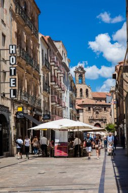Turistler ve yerliler Salamanca 'nın ünlü antik Plaza del Corrillo' sunda güzel bir bahar günü