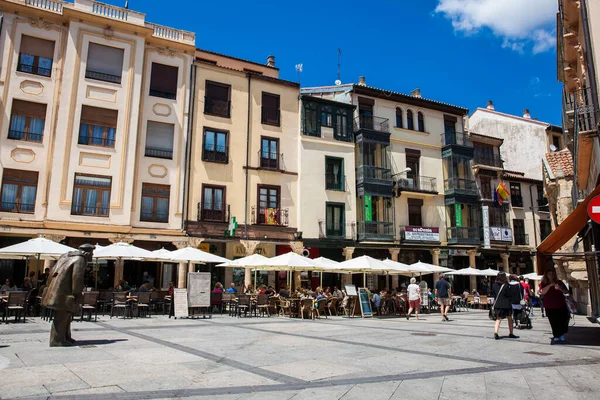 Tourists and locals at the famous antique Plaza del Corrillo of Salamanca in a beautiful early spring day — 스톡 사진