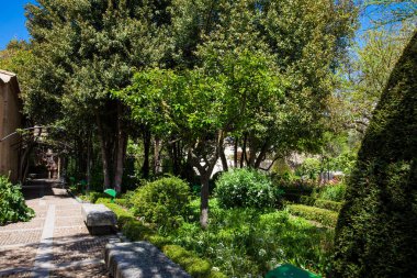 Huerto de Calisto y Melibea manzarası. Salamanca 'nın eski bir kasabasında güzel bir bahçe.