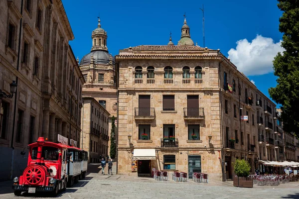 Trem turístico na Praça Anaya e os edifícios antigos ao seu redor, incluindo a Catedral de Salamanca — Fotografia de Stock