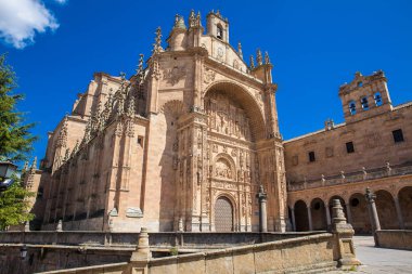San Esteban Manastırı 'nın dış görünüşü Salamanca kentindeki Plaza del Concilio de Trento' da bulunmaktadır.