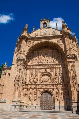 San Esteban Manastırı 'nın dış görünüşü Salamanca kentindeki Plaza del Concilio de Trento' da bulunmaktadır.