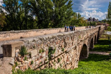 Salamanca 'nın tarihi Roma köprüsü Puente Belediye Başkanı del Tormes olarak da bilinir.