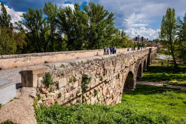 Salamanca 'nın tarihi Roma köprüsü Puente Belediye Başkanı del Tormes olarak da bilinir.