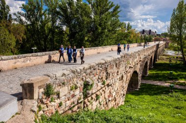Salamanca 'nın tarihi Roma köprüsü Puente Belediye Başkanı del Tormes olarak da bilinir.