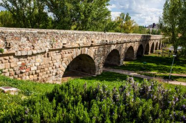 Salamanca 'nın tarihi Roma köprüsü Puente Belediye Başkanı del Tormes olarak da bilinir.