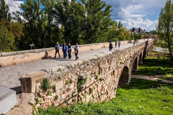 Die historische römische brücke von salamanca auch als puente mayor del tormes bekannt — Stockfoto