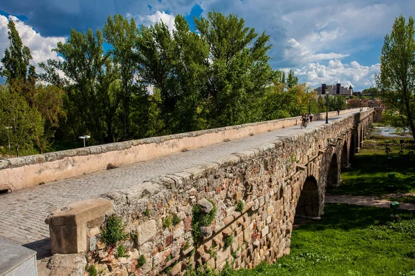 Salamanca 'nın tarihi Roma köprüsü Puente Belediye Başkanı del Tormes olarak da bilinir. — Stok fotoğraf