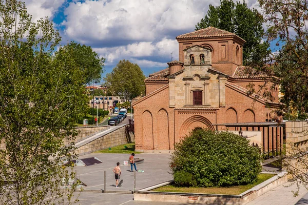 Patinadores en el Skate Park junto a la histórica iglesia de Santiago del Arrabal en Salamanca — Foto de Stock