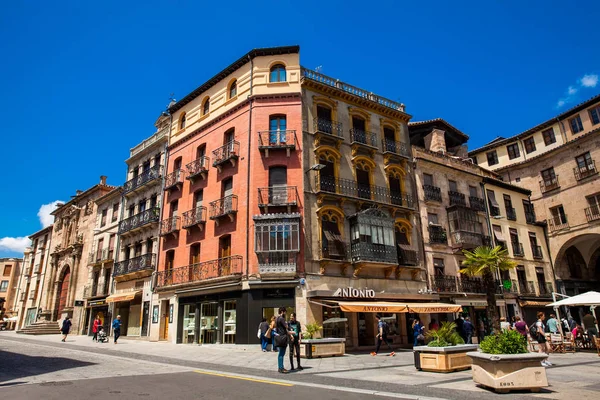 Beautiful streets and architecture of the antique buildings of the old city in Salamanca — 스톡 사진