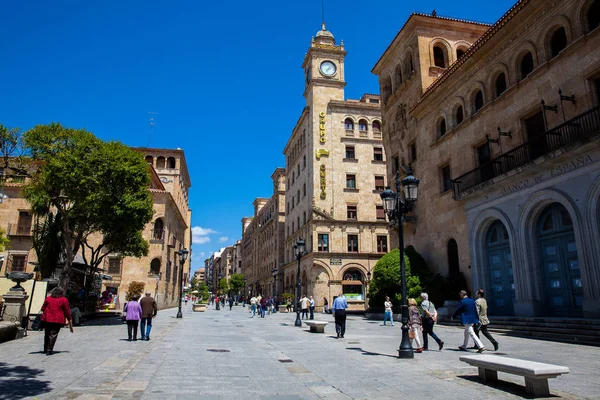 Ruas bonitas e arquitetura dos edifícios antigos da cidade velha em Salamanca — Fotografia de Stock