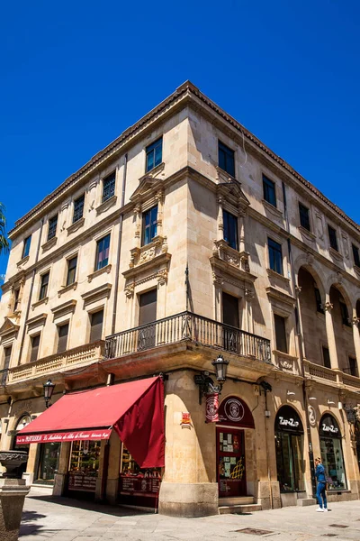 Beautiful streets and architecture of the antique buildings of the old city in Salamanca — 스톡 사진