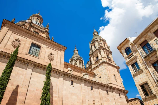 Historisk byggnad av Royal College of the Holy Spirit of the Society of Jesus, vanligen kallad La Clerencia, byggd i Salamanca mellan 17 och 18-talet och för närvarande högkvarter för universitetet i Salamanca — Stockfoto