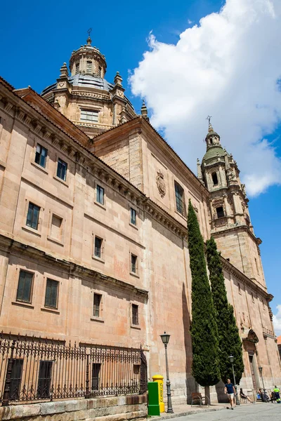 Historisk byggnad av Royal College of the Holy Spirit of the Society of Jesus, vanligen kallad La Clerencia, byggd i Salamanca mellan 17 och 18-talet och för närvarande högkvarter för universitetet i Salamanca — Stockfoto