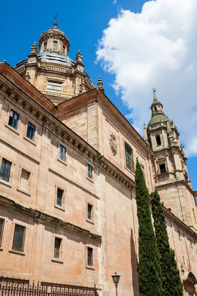 Edificio histórico del Real Colegio del Espíritu Santo de la Compañía de Jesús, comúnmente llamado La Clerencia, construido en Salamanca entre los siglos XVII y XVIII y actualmente sede de la Universidad de Salamanca — Foto de Stock