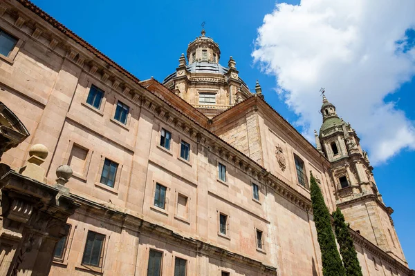 Edifício histórico do Colégio Real do Espírito Santo da Companhia de Jesus, comumente chamado de La Clerencia, construído em Salamanca entre os séculos XVII e XVIII e atualmente a sede da Universidade de Salamanca — Fotografia de Stock