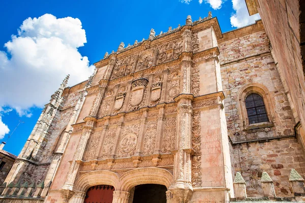 Bela fachada do edifício histórico da Universidade de Salamanca — Fotografia de Stock