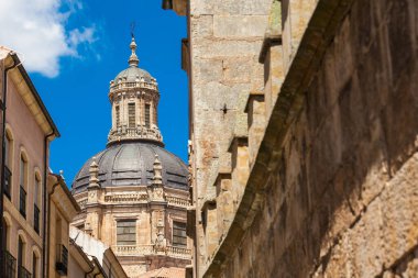 İsa 'nın Kutsal Ruhu Kraliyet Koleji' nin 18. yüzyılda inşa edilen ve şu anda Salamanca Üniversitesi 'nin genel merkezi olan tarihi binası.