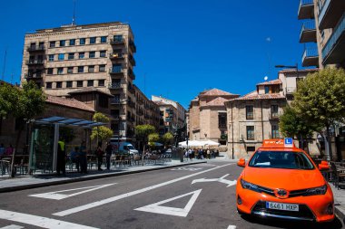 Salamanca, İspanya - Mayıs 2018: Plaza de San Julian ve Salamanca şehir merkezinin güzel sokakları güneşli bir bahar günü