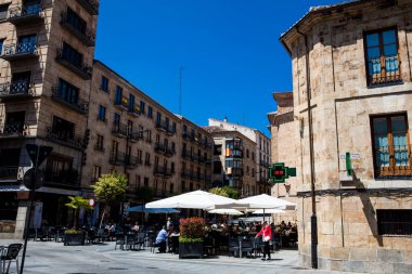 Salamanca, İspanya - Mayıs 2018: Plaza de San Julian ve Salamanca şehir merkezinin güzel sokakları güneşli bir bahar günü