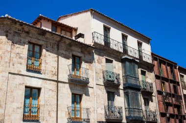 Salamanca şehir merkezindeki Plaza de San Julian çevresindeki güzel antika binalar güneşli bir bahar günü
