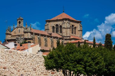 Tarihi Salamanca eski şehir duvarlarının kalıntıları güzel bir bahar günü