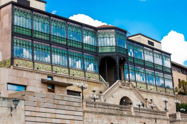 Salamanca, İspanya - Mayıs 2018: Ünlü Casa Lis Müzesi, Salamanca 'nın duvarlarla çevrili antik kentinde bulunan ve Art Nouveau Müzesi ve Art Deco olarak da bilinen bir müzedir.