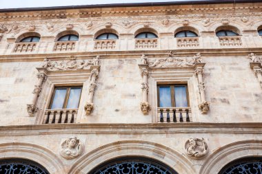 Tarihi Palacio de la Salina cephesi 1538 'de Salamanca şehir merkezinde İtalyan unsurlarının inşa edildiği bir Plateresk tarzı.