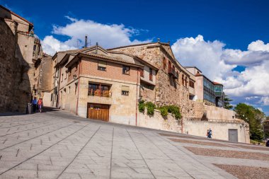 Salamanca, İspanya - Mayıs 2018: Salamanca şehir merkezindeki Ribera del Puente caddesinde güneşli bir bahar gününün tadını çıkaran turistler