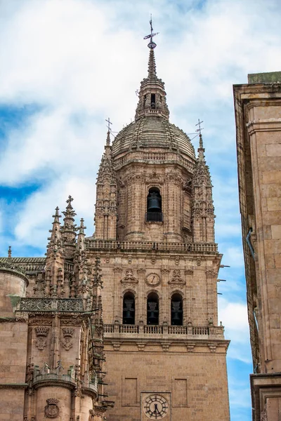 Utsikt Över Klocktornet Den Historiska Katedralen Salamanca — Stockfoto