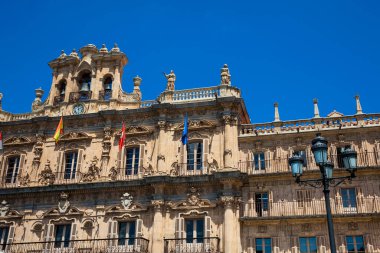 Salamanca, İspanya - Mayıs 2018: Plaza Belediye Başkanı etrafındaki 18. yüzyıl İspanyol barok meydanı, dükkanlar, restoranlar ve Salamanca eski kentindeki belediye binası manzarası