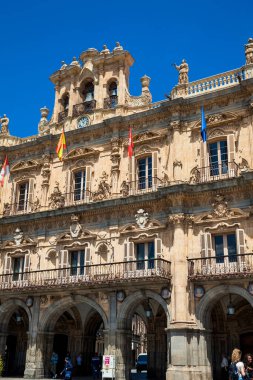 Salamanca, İspanya - Mayıs 2018: Plaza Belediye Başkanı etrafındaki 18. yüzyıl İspanyol barok meydanı, dükkanlar, restoranlar ve Salamanca eski kentindeki belediye binası manzarası