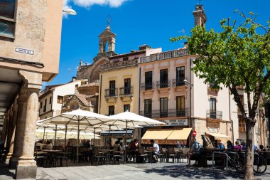Salamanca, İspanya - Mayıs 2018: Salamanca 'nın ünlü antik Plaza del Corrillo' sunda güzel bir bahar günü turistler ve yerliler