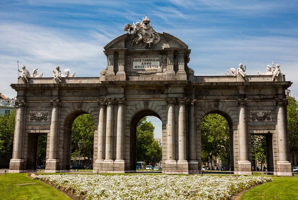 Famous Puerta Alcala Beautiful Sunny Day Madrid City Inscription Pediment — Stockfoto