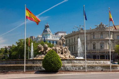 1782 'de Madrid şehir merkezinde inşa edilen aynı ismin meydanında bulunan ünlü anıtsal Cibeles çeşmesi.