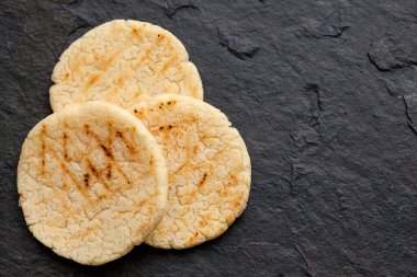 Kavrulmuş geleneksel Güney Amerika mısır arepası