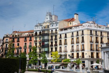 MADRID, SPAIN - Mayıs 2018 Madrid şehir merkezindeki Plaza de Oriente çevresindeki güzel antik binalar
