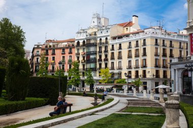 MADRID, SPAIN - Mayıs 2018 Madrid şehir merkezindeki Plaza de Oriente çevresindeki güzel antik binalar