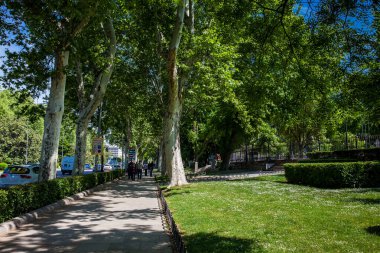 MADRID, İspanya - Mayıs 2018 Madrid 'in ana caddelerinden biri olan ünlü Paseo del Prado' nun görüntüsü