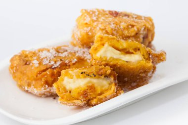 Tipik Kolombiyalı aborrajados beyaz bir tabak üzerinde hizmet